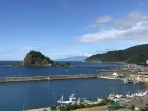 いー庄内ドットコム | 豊漁な由良漁港を護る白山島 庄内海岸 鶴岡市