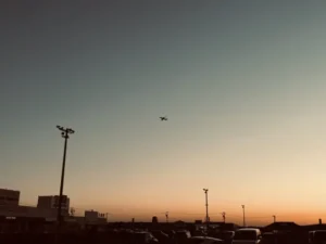 いー庄内ドットコム | 思い馳せる イオン三川駐車場から見る夕空の飛行機 三川町