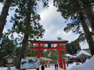 いー庄内ドットコム | 新たなる年の始まり 幸せを祈る 出羽三山神社 鶴岡市