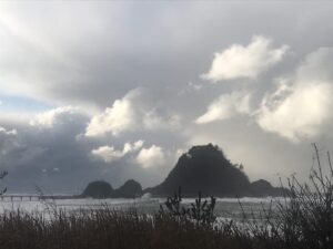いー庄内ドットコム|強風と荒波が厳しい冬の庄内浜と白山島 もみほぐし オラクルカード占い